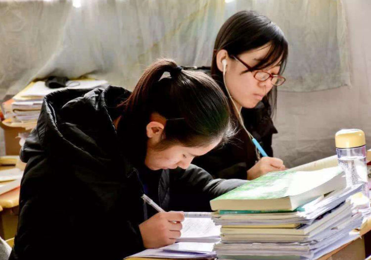 大学生封校有多闲？宿舍里面和泥做麻将引热议，这真是给憋坏了