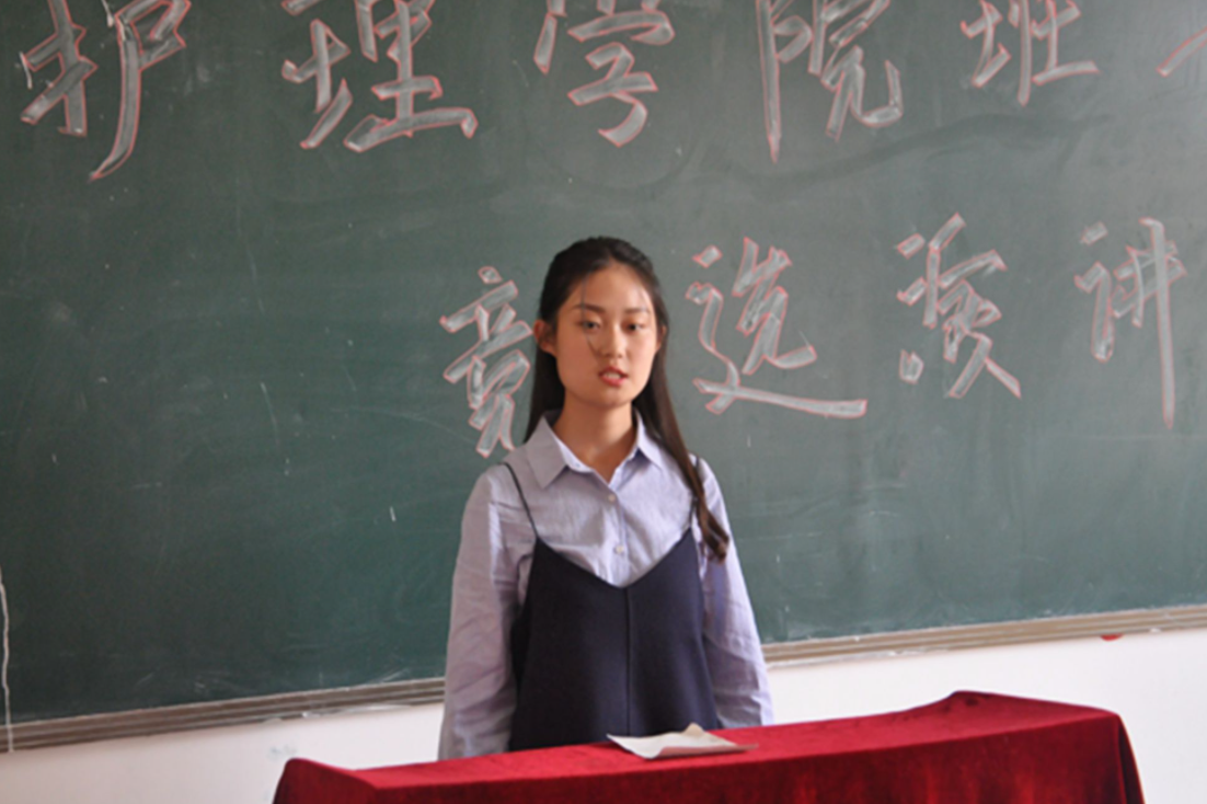 大学生竞选助教，拉票环节花样百出，女生跳一曲拉丁舞稳操胜算