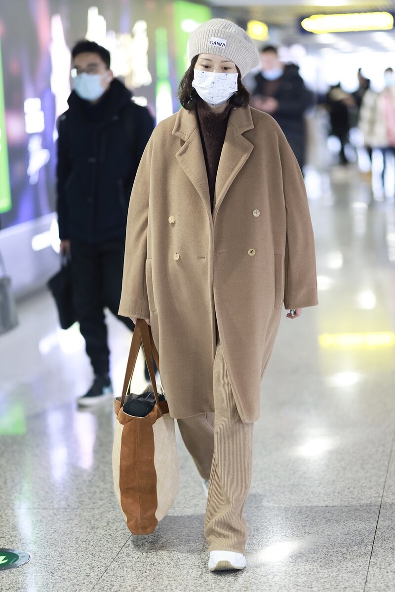 卡其色大衣搭直筒裤时尚干练卡其色的直筒裤配什么颜色的上衣