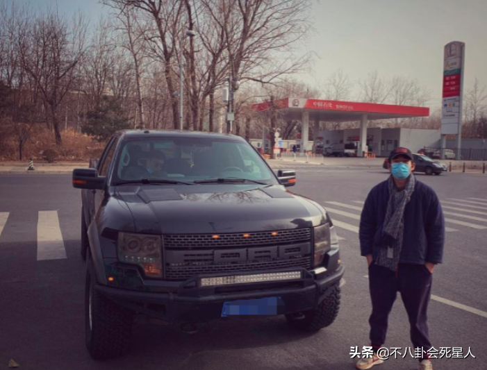 这8位内地戏骨，坐3百万豪车，住上亿四合院，个个是真富豪