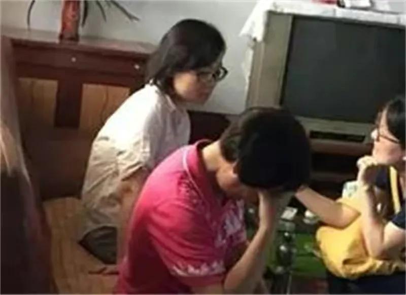 2016年，准大学生徐玉玉学费被骗后心脏骤停，公安发布A级通缉令