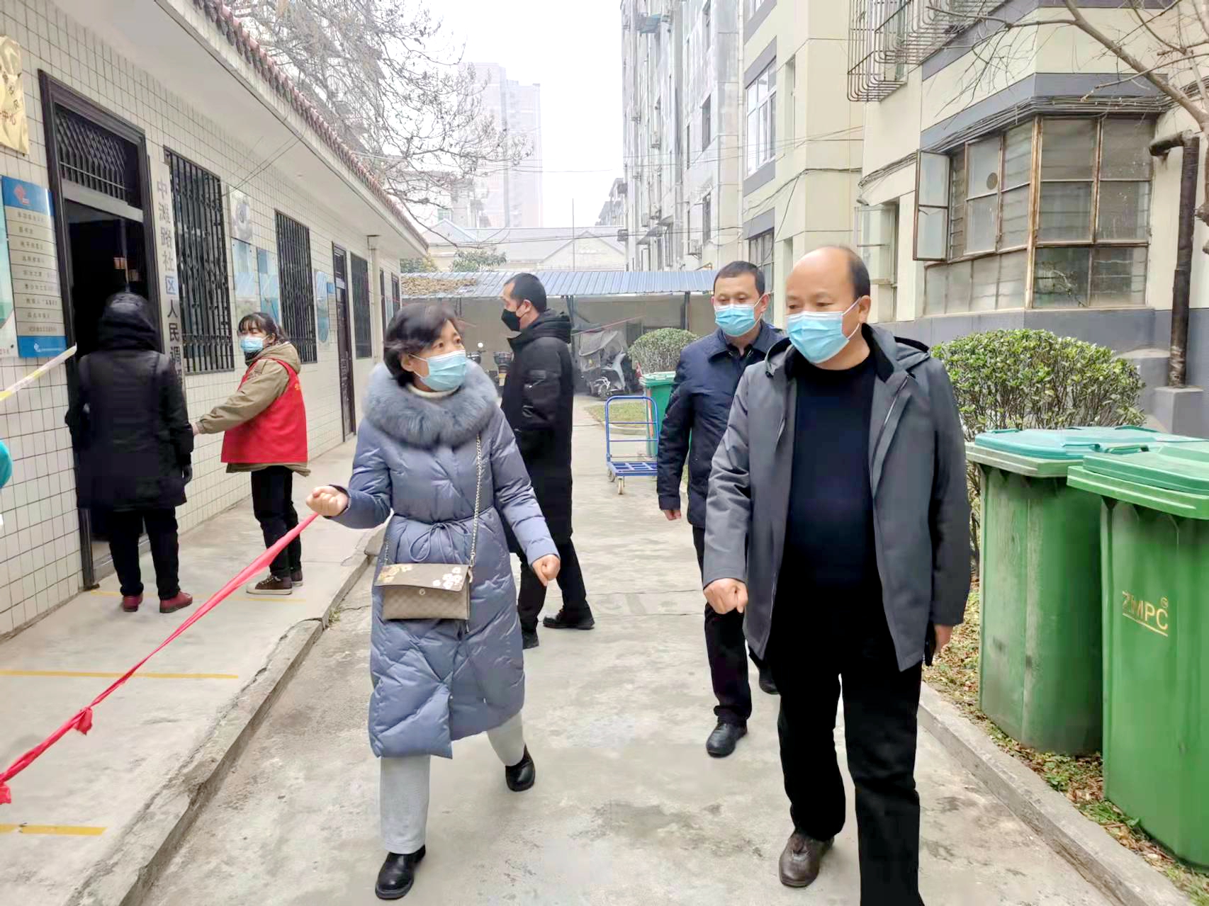 宝鸡市渭滨区法院党组书记、院长张向宏院长深入社区督导检查疫情防控工作
