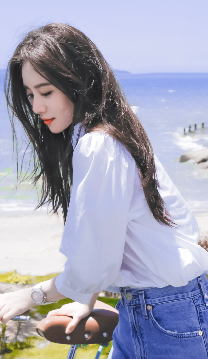 同样是“齐耳短发”，杨紫清爽减龄，迪丽热巴让人不忍直视