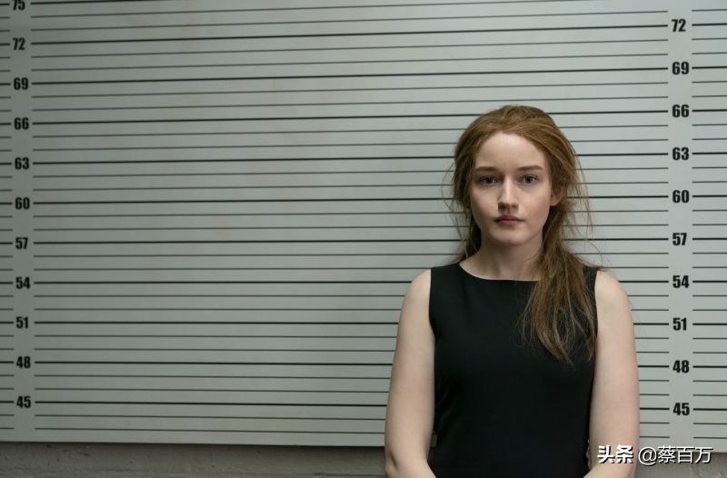 如何扮成富家女骗尽纽约名流圈？《创造安娜》女骗子的高级着装术