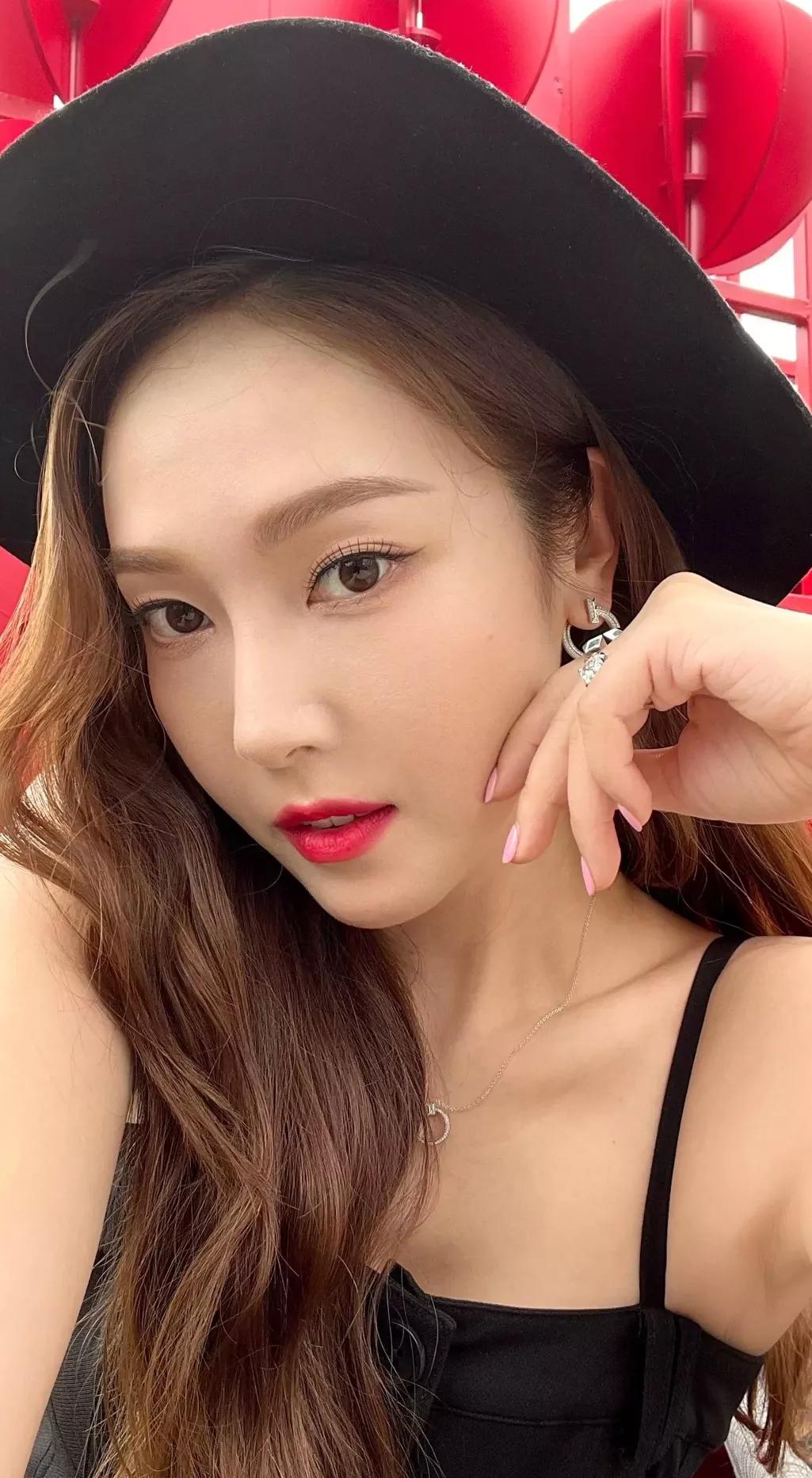 郑秀妍美丽动人