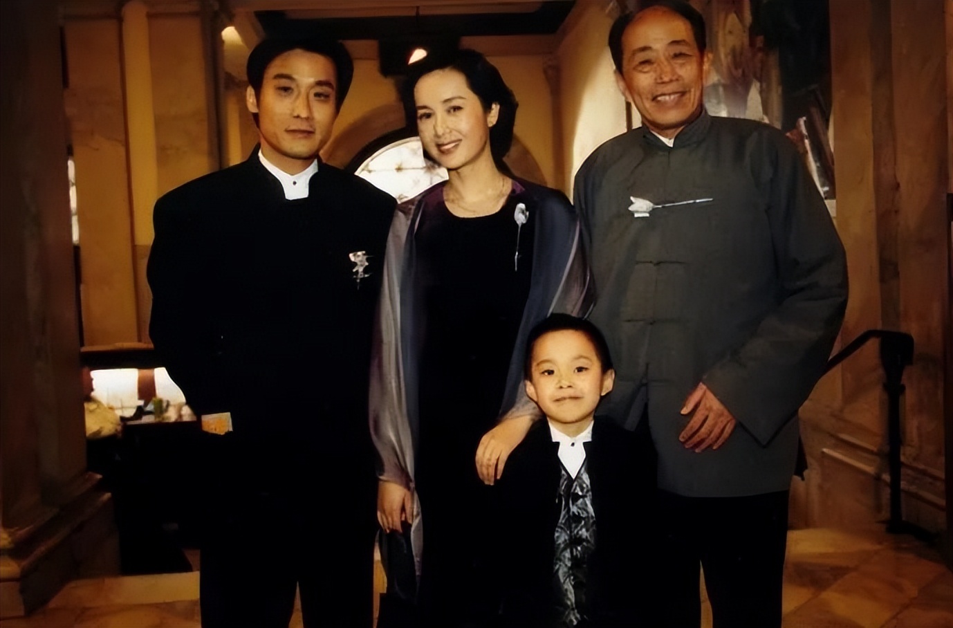 闹婚算什么，郑晓龙还拍过一场刮痧打碎一个家庭丨嗑老片