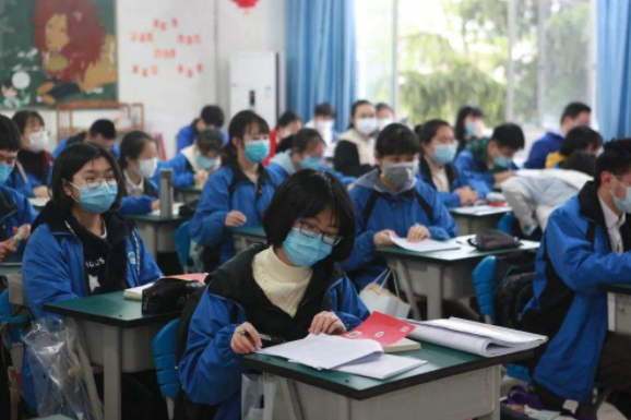 这所大学校内拥有37个食堂，5个地铁站，网友：又是别人家学校