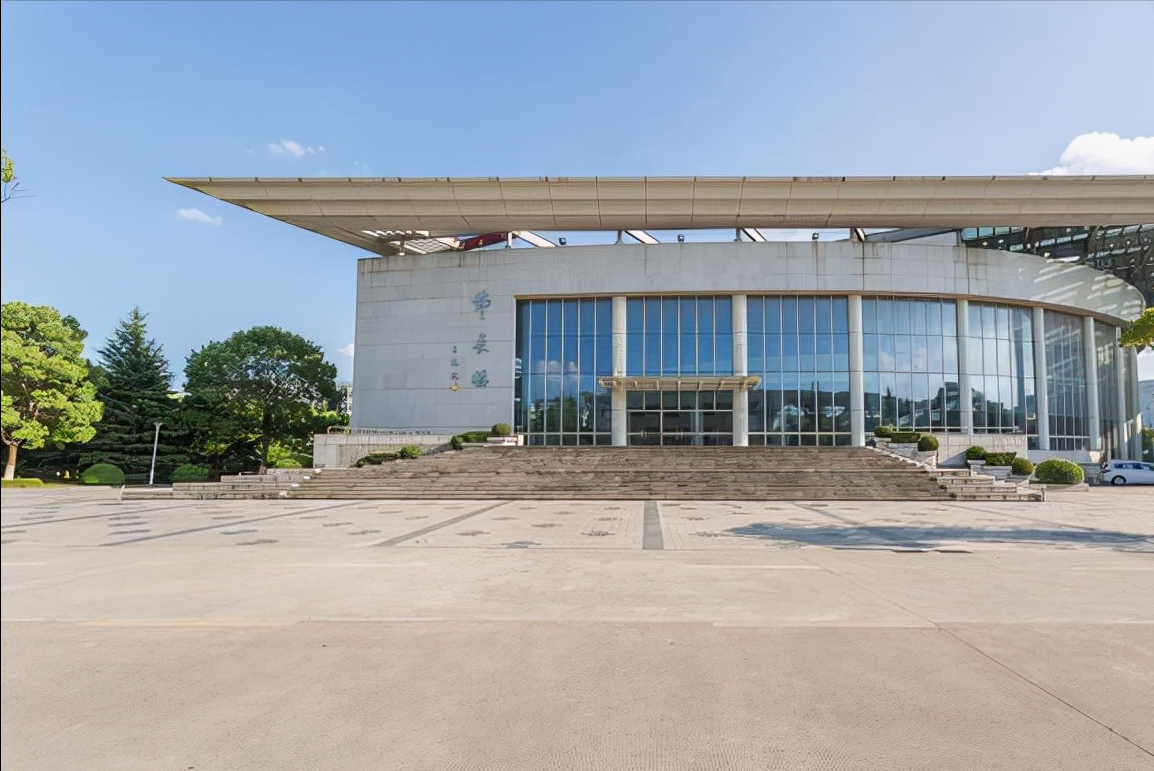 国内高校分为八个等级，第一等级“高不可攀”，四等级性价比最高