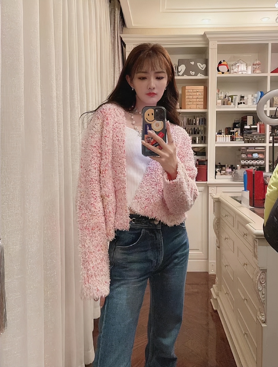 徐璐扮嫩真有一套，穿粉色开衫配红发甜美又减龄，少女感十足