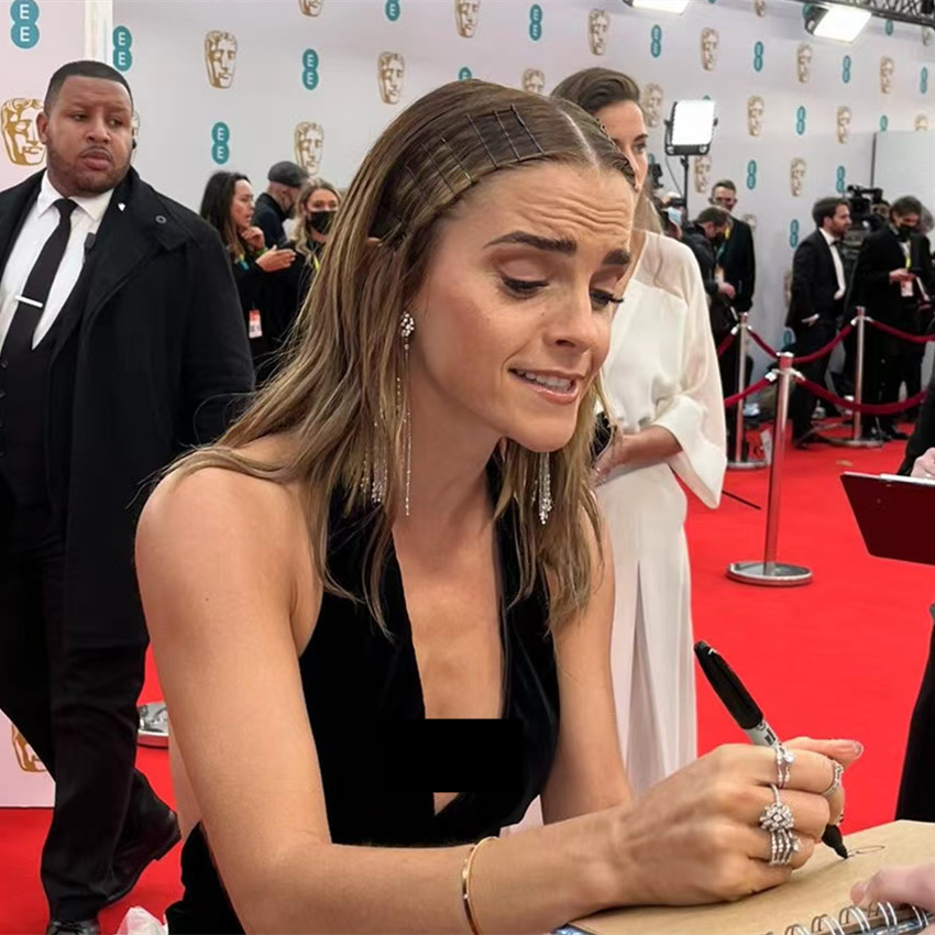 emma watson"赫敏"光速老去,法令纹和抬头纹抢镜?