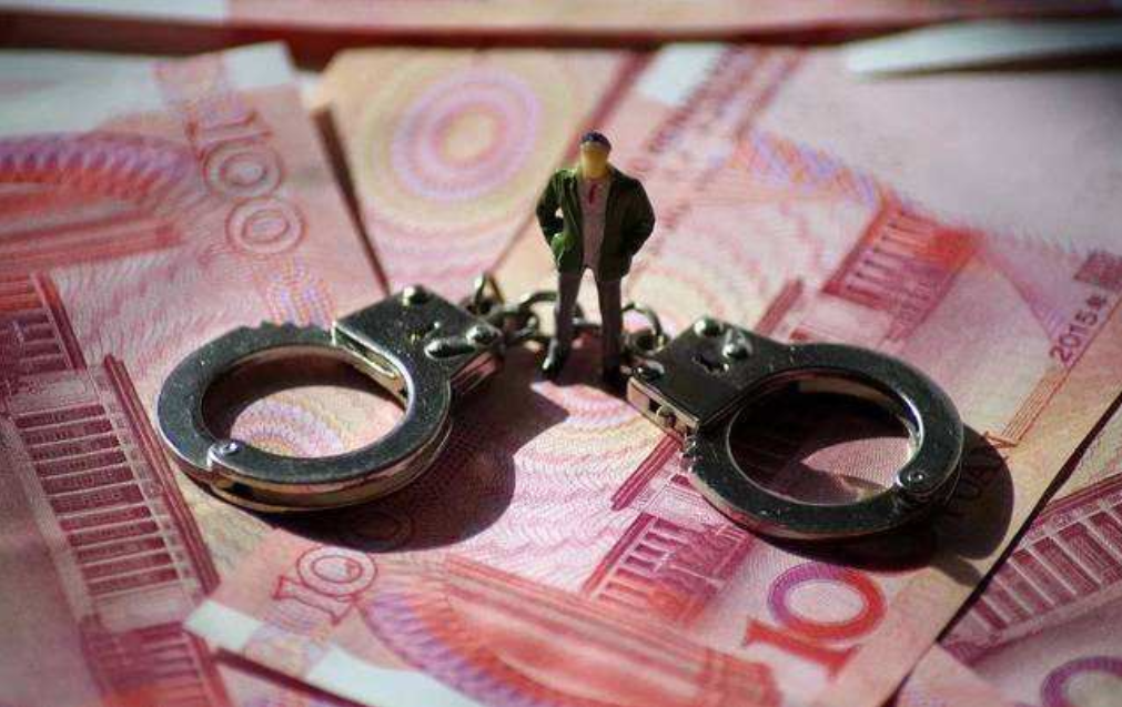 2017年，安徽一女会计贪污1158万，一半打赏男主播，丈夫帮藏赃款