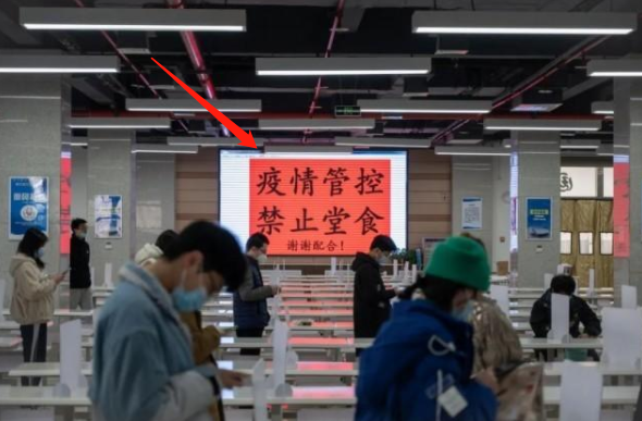 西北大学禁止学生食堂就餐，每个寝室派代表打饭，“饭桶”成亮点