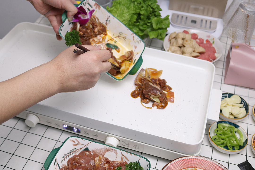 登上饭桌的移动灶台 用乐视嗨烤盘才知道在家吃烤肉到底有多香