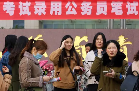 公务员工资最新消息（公务员降薪之后年终奖又暂停）