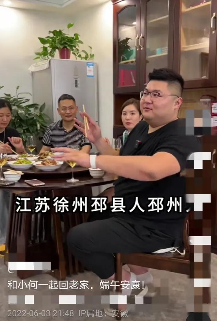 猴哥自曝家境：是草根，不是有钱人，娶到何钰欣是高攀了