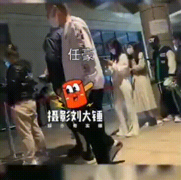 任豪再次塌房：骗粉，劈腿女网红，被官方点名：他还不凉了？