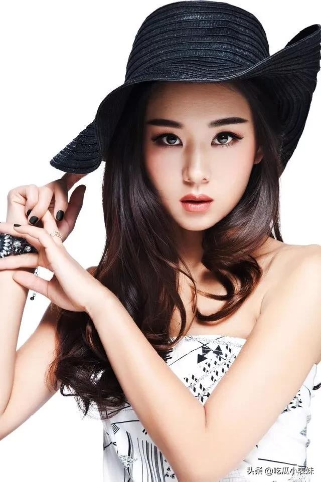 李小萌，圆圆的脸蛋，两眼有神，网友：太可爱了