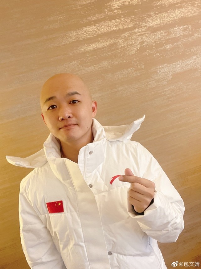 包文婧晒女儿近照，饺子涂口红托腮甜笑，颜值变化大越长越漂亮