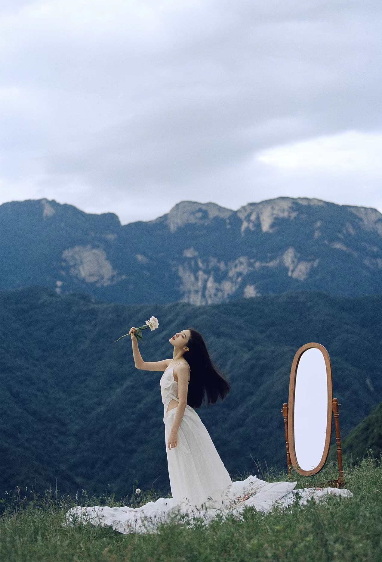 女生拍照姿势摆法大全(女生室外拍照姿势摆法大全)