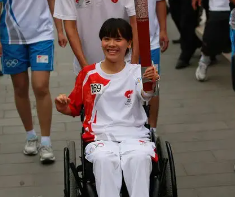 山西高位截瘫女孩研发国家专利，被5所世界名校争抢，如今咋样？