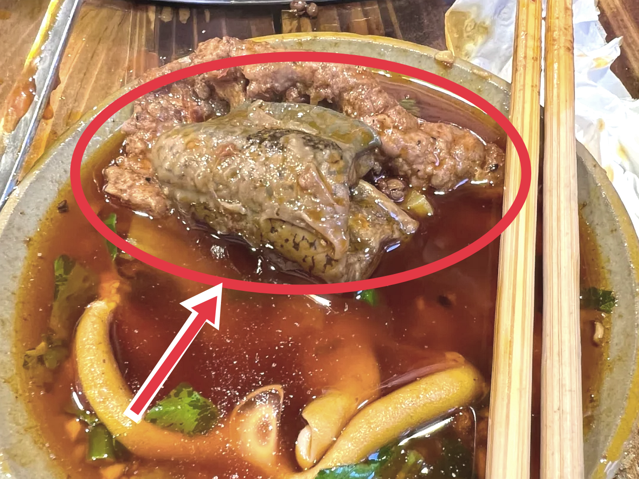 成都成华区的某网红火锅，号称“天花板”，态度高傲，味道很失望