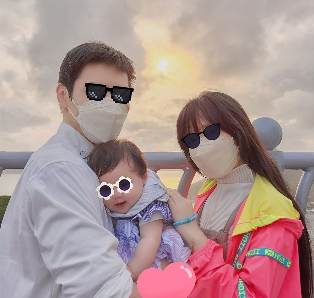 向佐久违秀恩爱，晒与妻子同框双手交叠，郭碧婷腹部隆起引猜测
