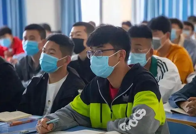 令人气愤！郑州大学两名在校生翻墙外出，网友：建议开除