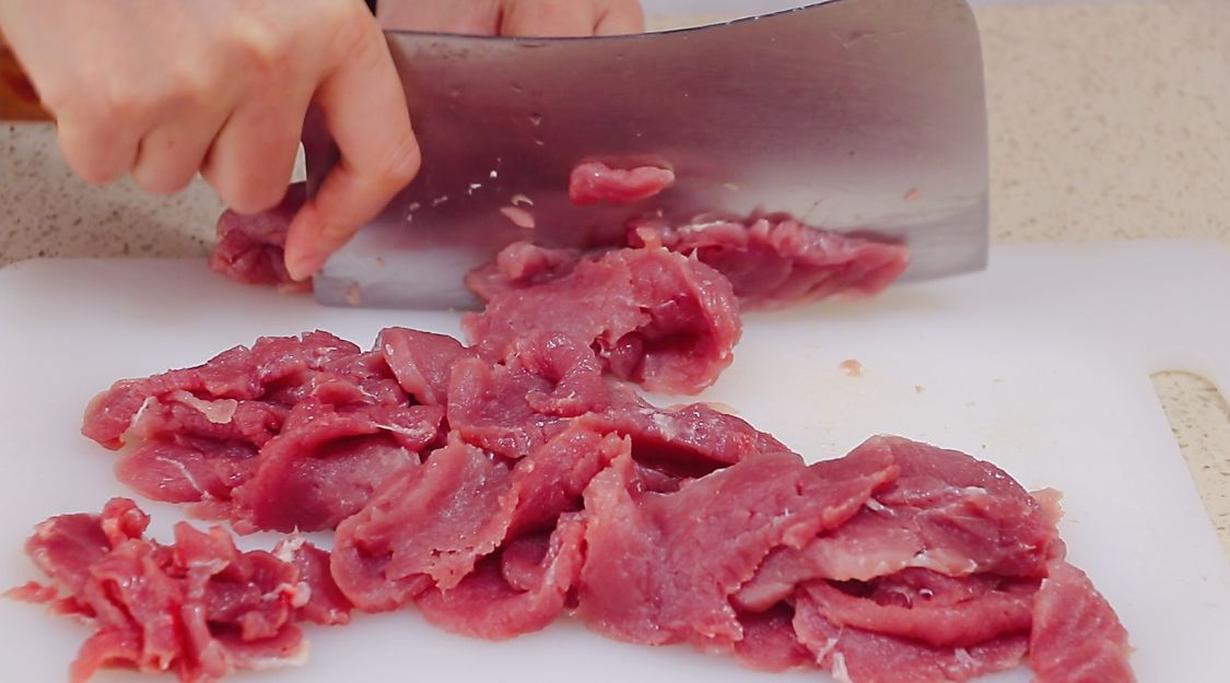 一道过年必备万能酱，一次做10斤，保存一个月不坏，拌饭拌面好吃