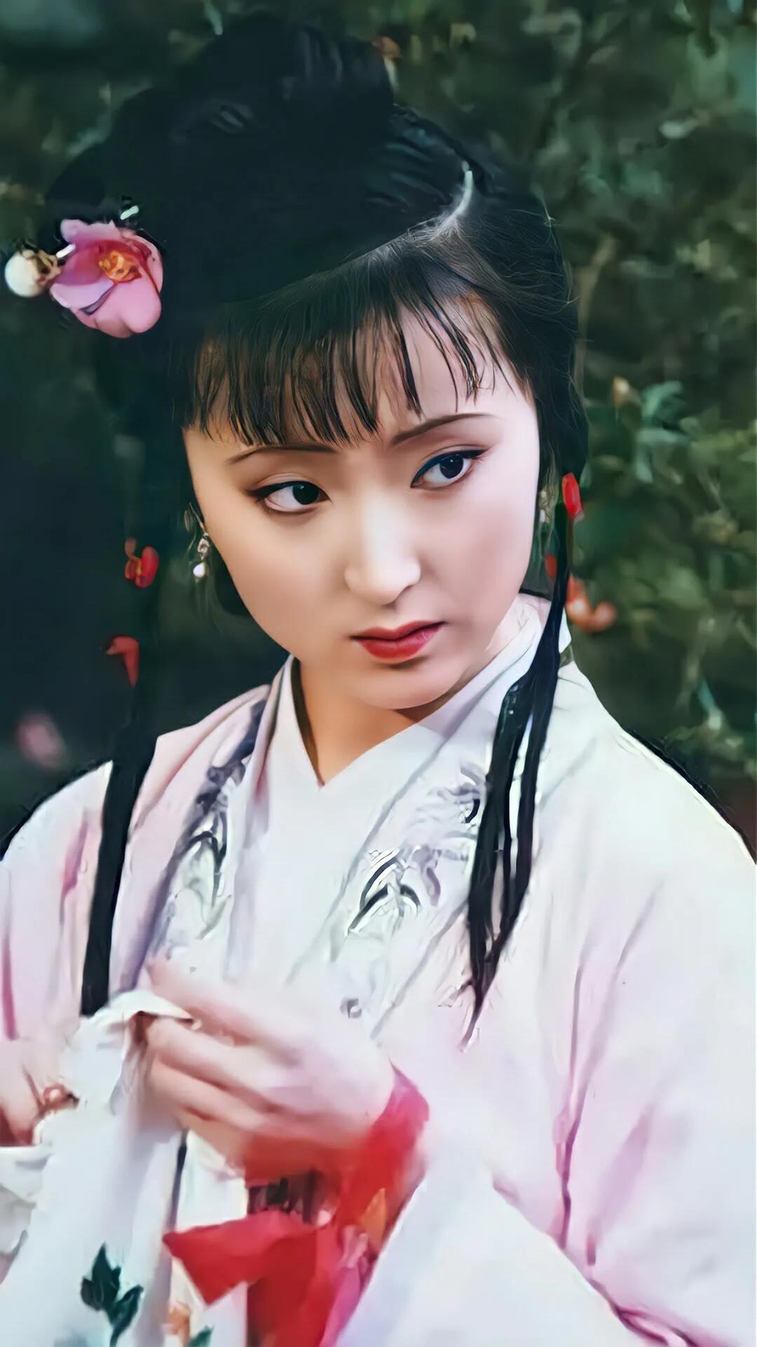 陈晓旭的林黛玉太美太经典了，她的一颦一笑，都已成为无法超越