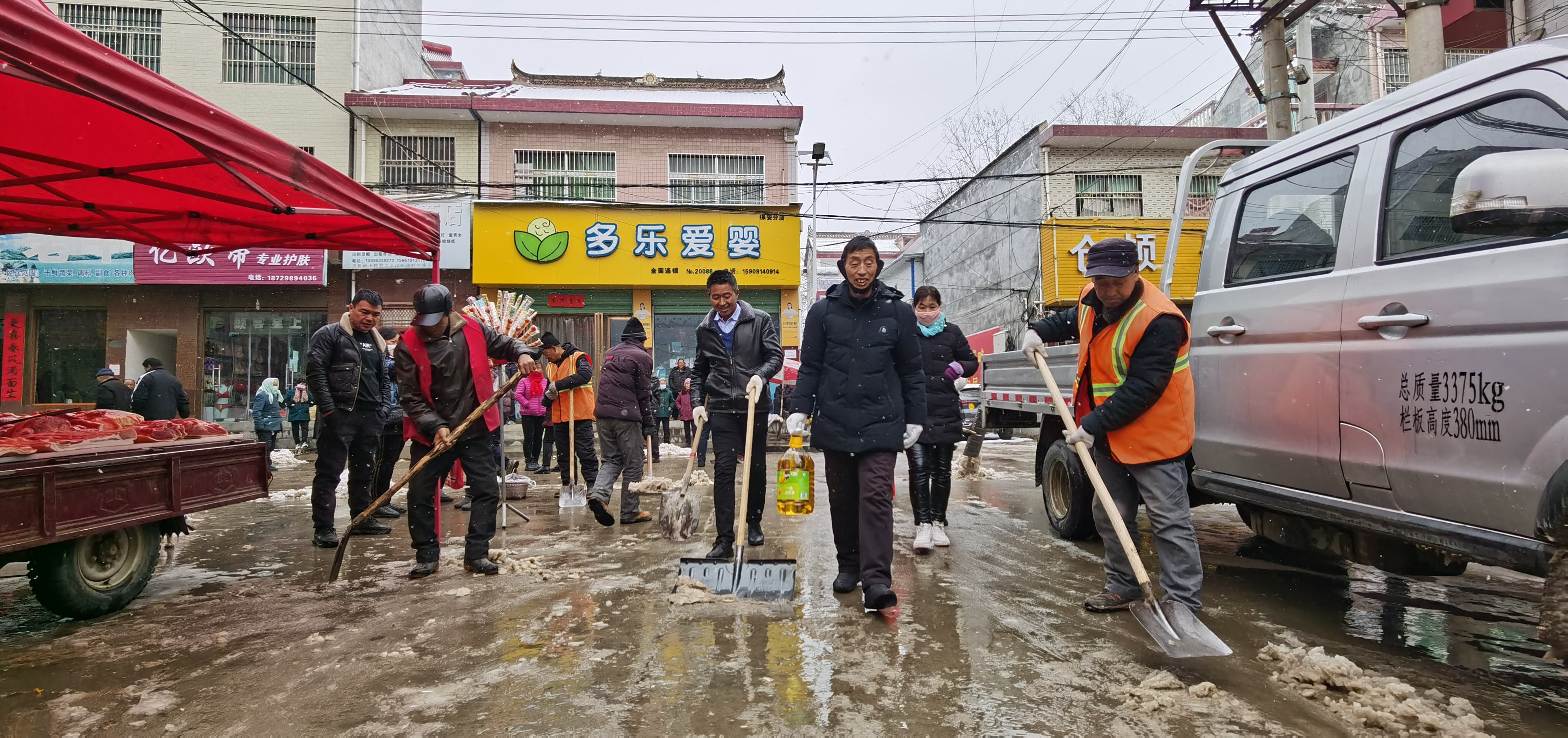 洛南县保安镇迅速行动清理积雪防滑倒