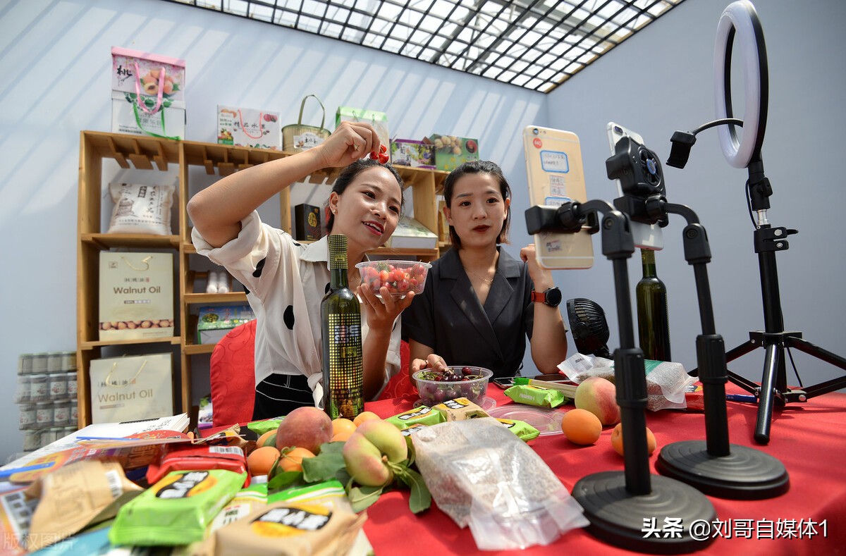 回农村创业做自媒体，还有机会赚钱吗？能养活家庭吗？