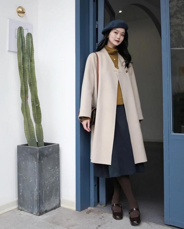 这个冬季，无论穿大衣还是羽绒服，配上这种帽子都好看