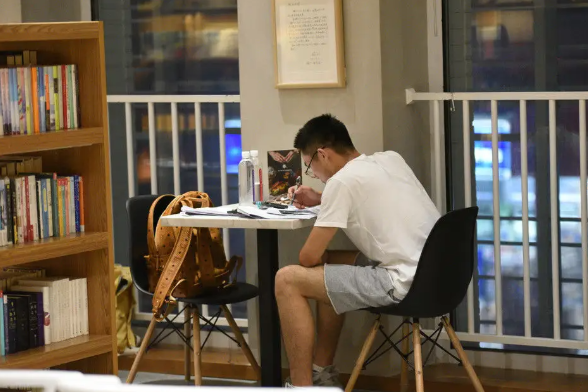 大学里的新型攀比火了，看到男生寝室现状，女生表示不可思议