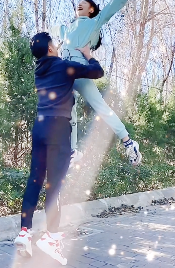 田亮将妻儿公主抱，森碟高挑身材藏不住，叶一茜被老公整蛊