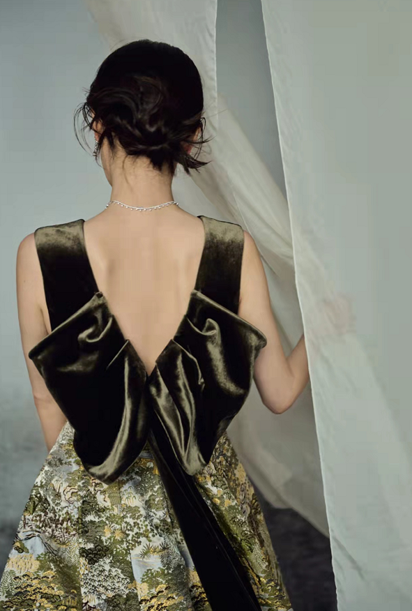 中国风就是最牛的！张小斐穿云锦高定靠文化底蕴美过倪妮，成赢家