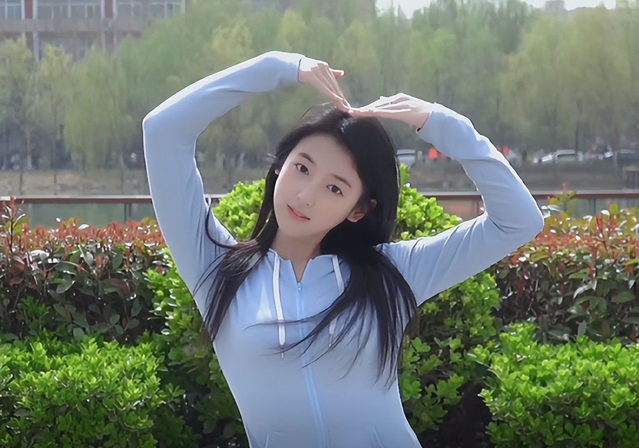 高考女生被围观拍照（福建一美女校花火了）