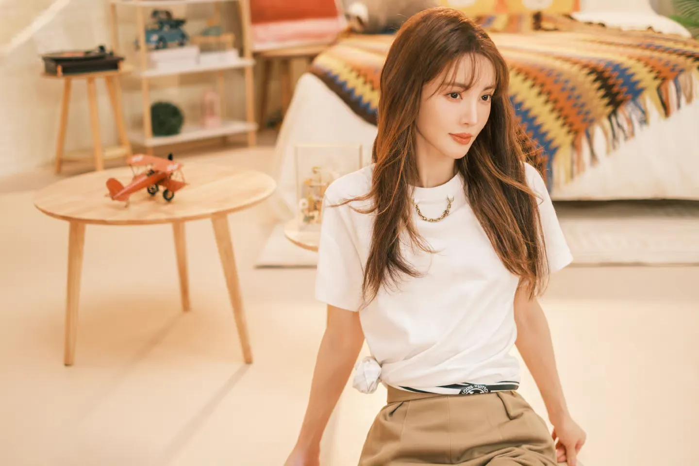 金晨身穿白色短袖t恤搭卡其色短裤,彰显清爽,时尚