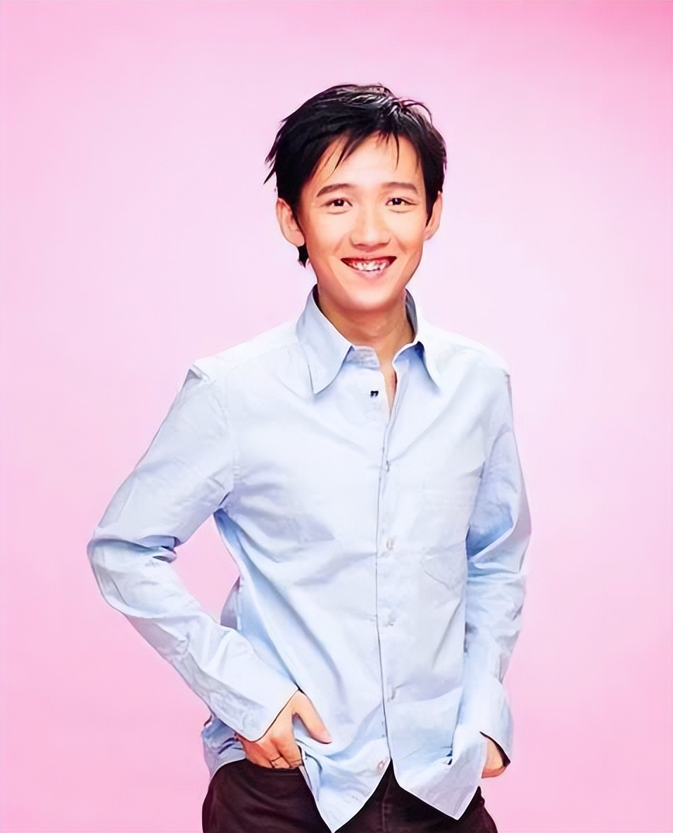 41岁阿牛近照，花百万整好了牙，比林志颖还年轻，女儿已经16岁