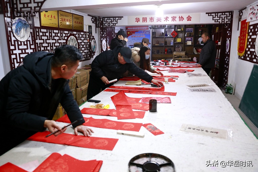 华阴市美术家协会为新闻工作者义写春联表爱心