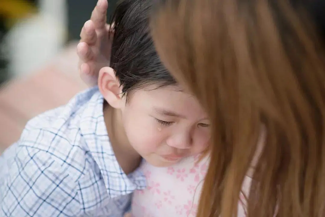 女人抱孩子哭图片图片