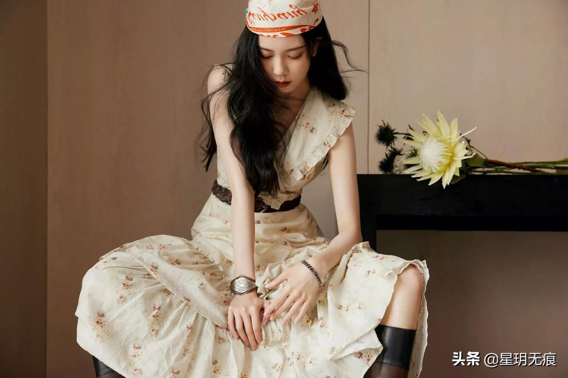 张一山前女友一身碎花长裙尽显复古风味，爵士的酷范儿表现力满分