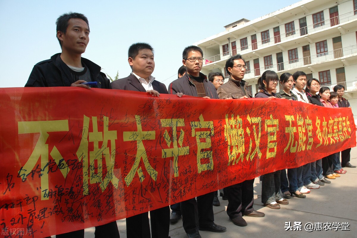 2022村干部到年龄后要退吗？退下来以后有补助吗？每月补多少钱？