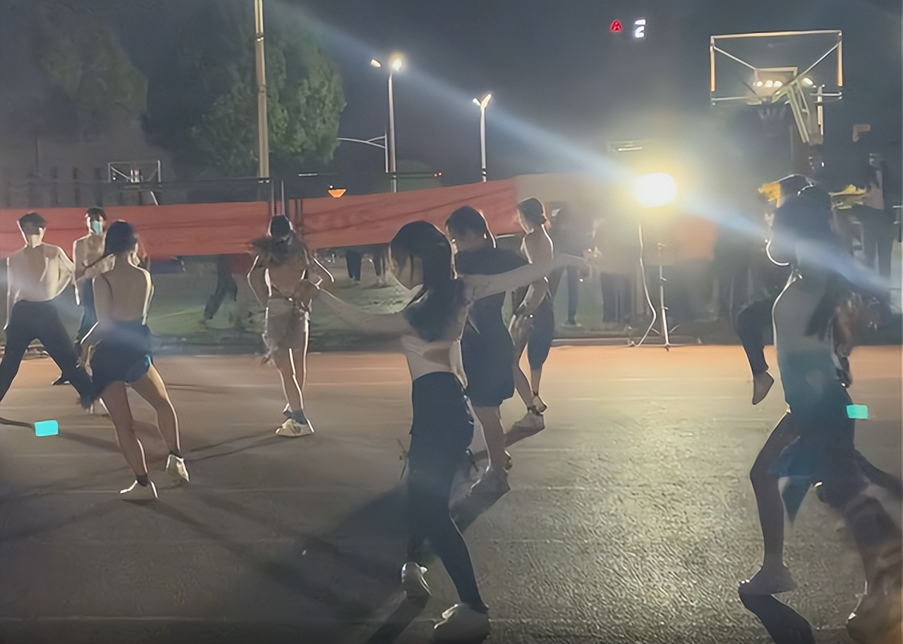 高校解除封闭管理后，美女大学生校内热舞，优美舞姿引众人称赞