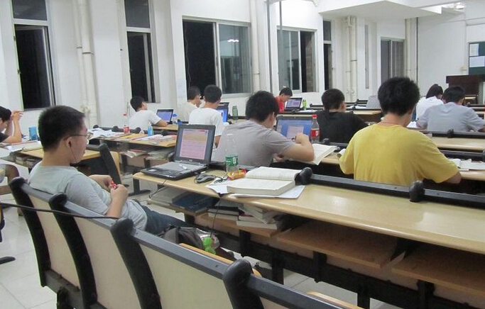 现实中的普信男？女大学生在自习室，收到对面男生的“小纸条”