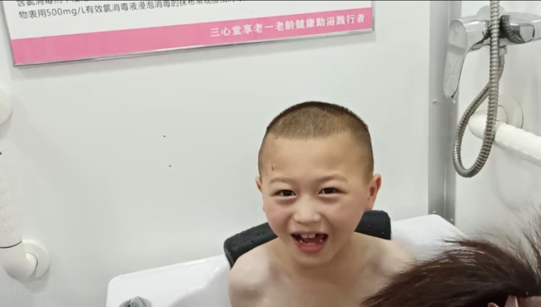 밮ͬСдܻԡ쳵ů϶ͯ