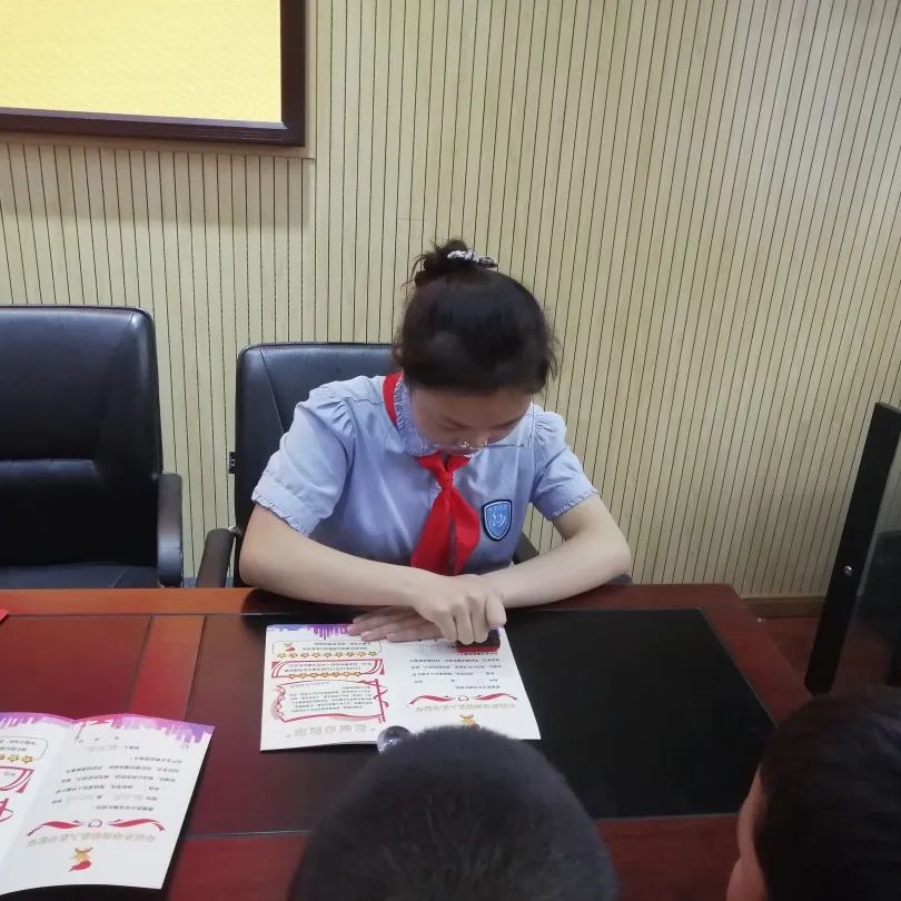 四川天府新区白沙小学举行庆六一表彰活动暨一年级分批入队仪式