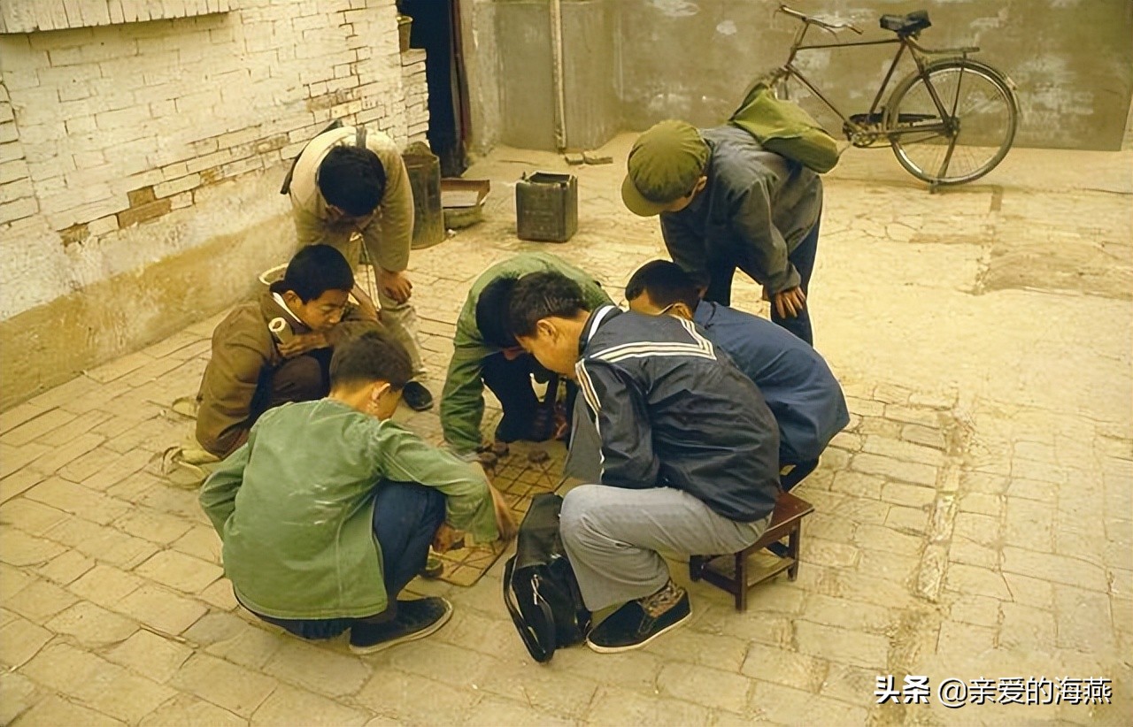 在80的那个年代,大街上随处都有人拿着连环画看,真的是童年的记忆,家