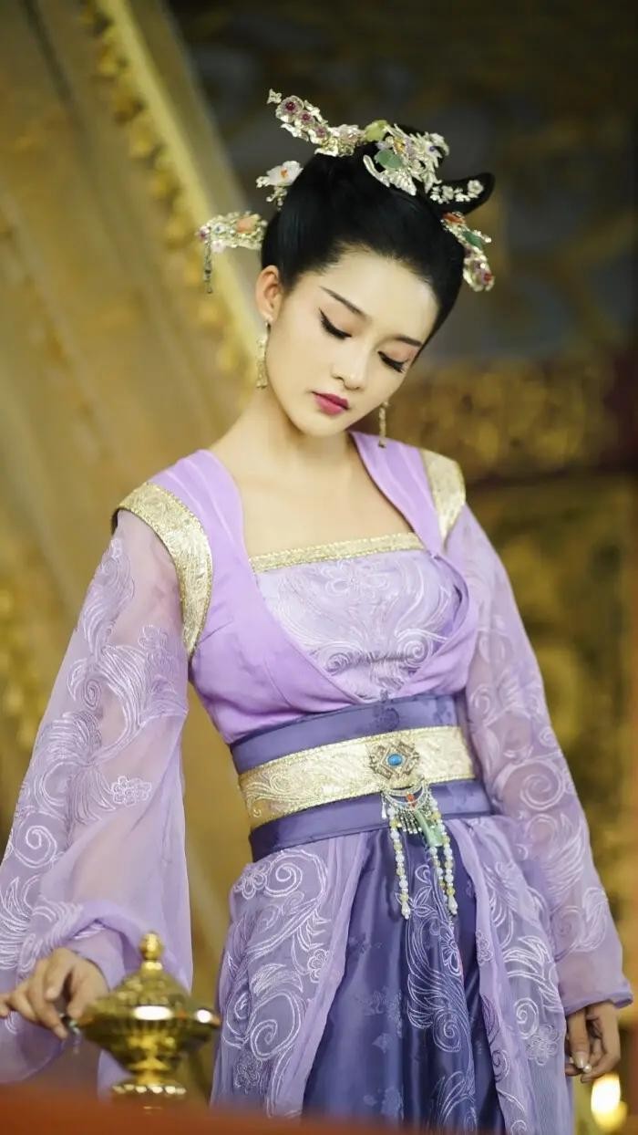 同样是“红衣造型”，杨幂娇俏像少女，赵丽颖霸气十足