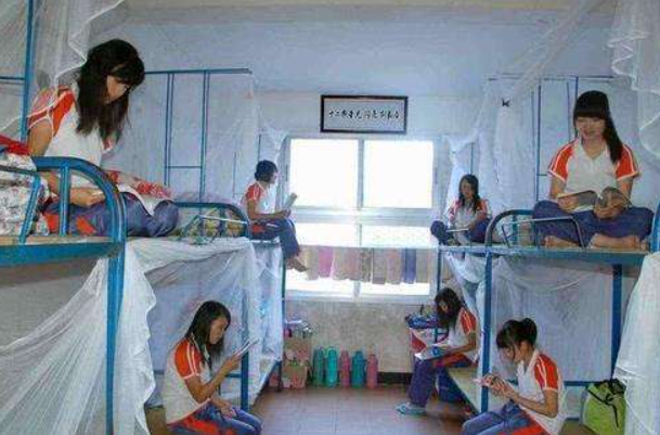 女大学生在教室睡了一夜，醒来时天快亮了？舍友回应具有别样意味