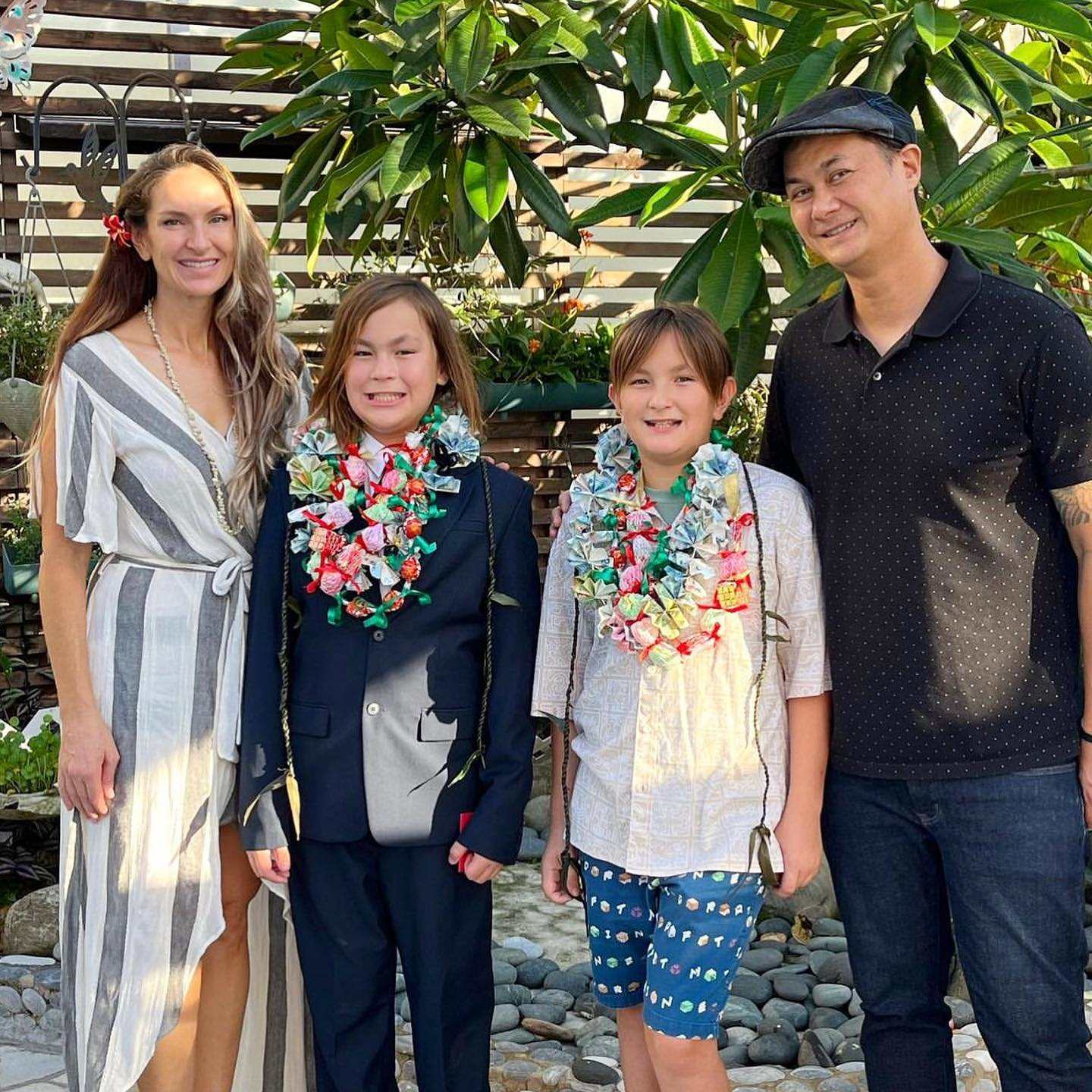 74歲的許冠傑看似輕鬆曬全家福！